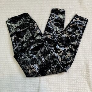 Curves and Combat MED Metallic snake print leggings high waist
